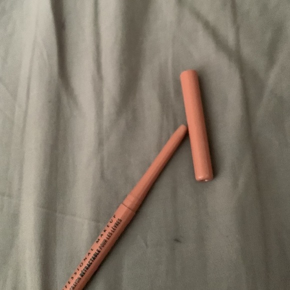 Lip liner - Picture 3 of 3